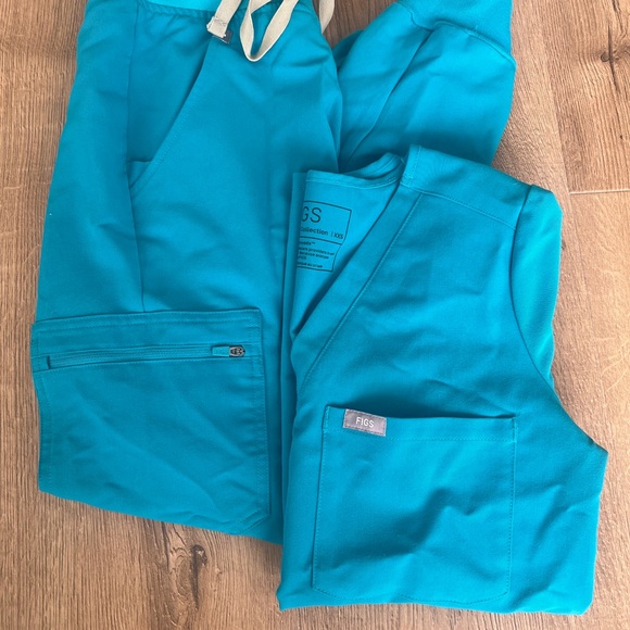 FIGS Scrubs - Picture 10 of 15